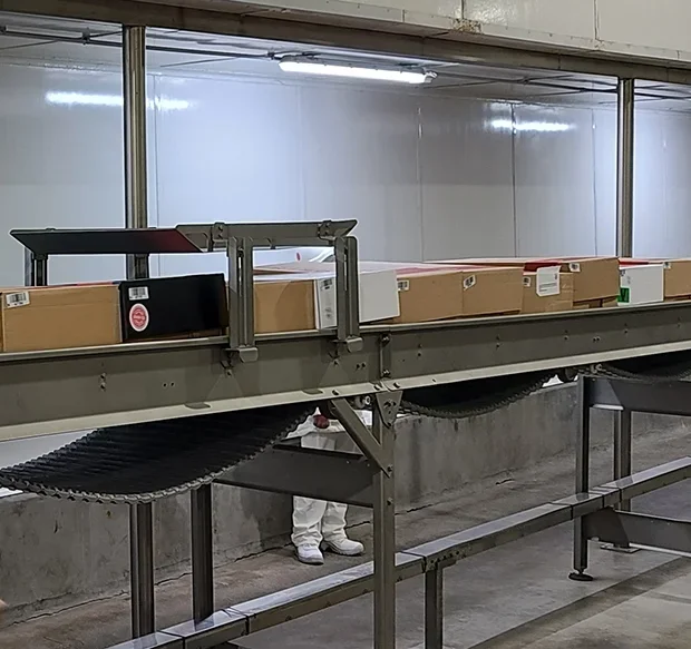 imagen de fondo, linea de produccion de un frigorifico